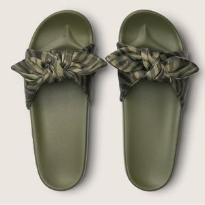 Vs PINK Striped Bow Slides